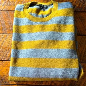Men’s Size Large Banana Republic Sweater in mustard yellow/gold and Gray